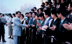 1996年5月，时任中共江西省委书记吴官正视察学院，并亲切看望培训班学员